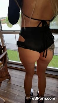 Meer von Periscope Sperma auf dem Rücken und Hintern dieses Kätzchens