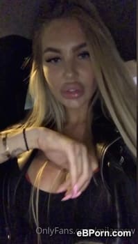 Sie ist noch Jungfrau, liebt es aber schon zu saugen - Snapchat Porn