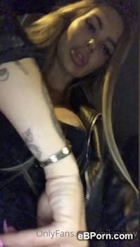 Sie ist noch Jungfrau, liebt es aber schon zu saugen - Snapchat Porn