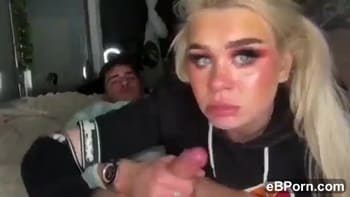 Süßes Mädchen im Hotel in einem Santa Kostüm gefickt - Tiktok Porn