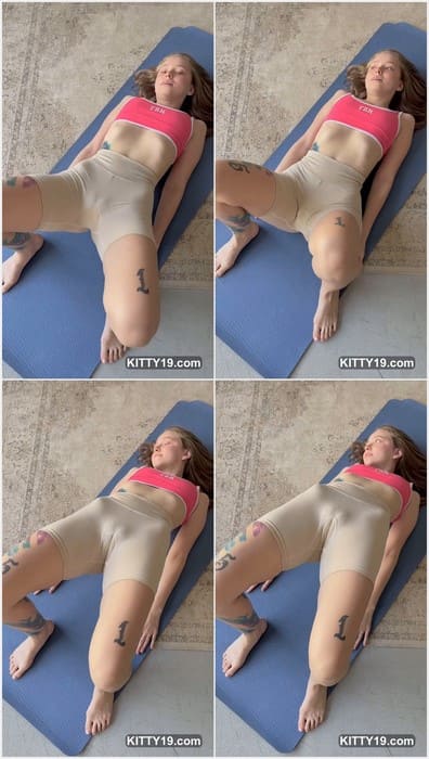 Baby_riley xxx model showing her pussy in dirty pants without pantis. Cameltoe pussy ready for sex right now! WOW!