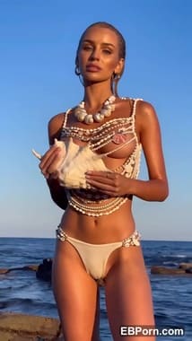 Julia Cavanagh bikini